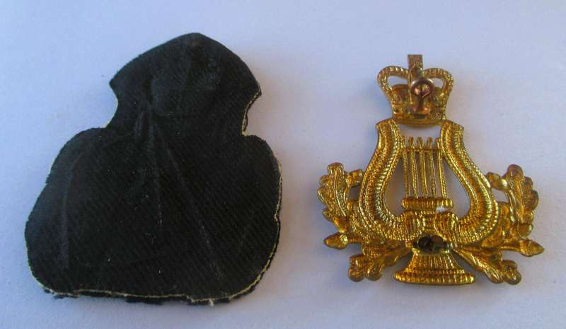 Original WW2 British Army Musicians / Bandsmans Cap Badge and cloth badge