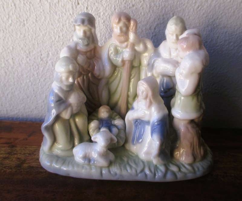 Vintage Ceramic Christmas Nativity Scene-9 figures on base-Beautiful Glaze (Like Lladro) 115x110mm