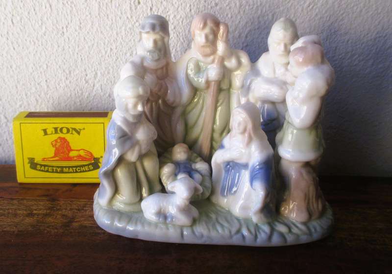 Vintage Ceramic Christmas Nativity Scene-9 figures on base-Beautiful Glaze (Like Lladro) 115x110mm