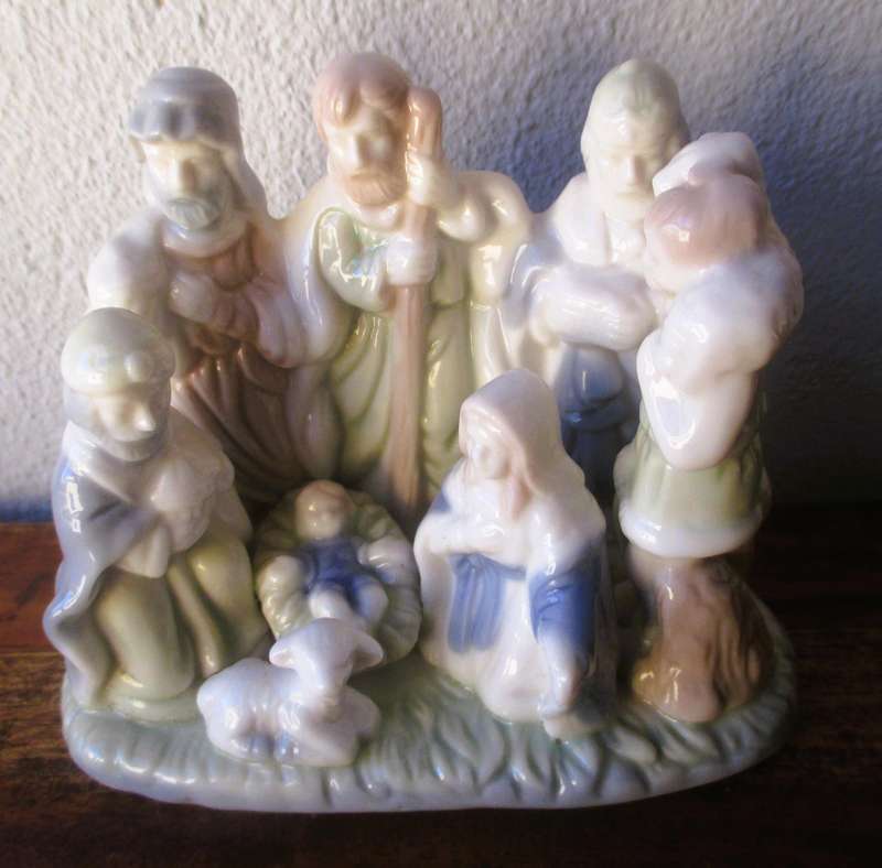 Vintage Ceramic Christmas Nativity Scene-9 figures on base-Beautiful Glaze (Like Lladro) 115x110mm