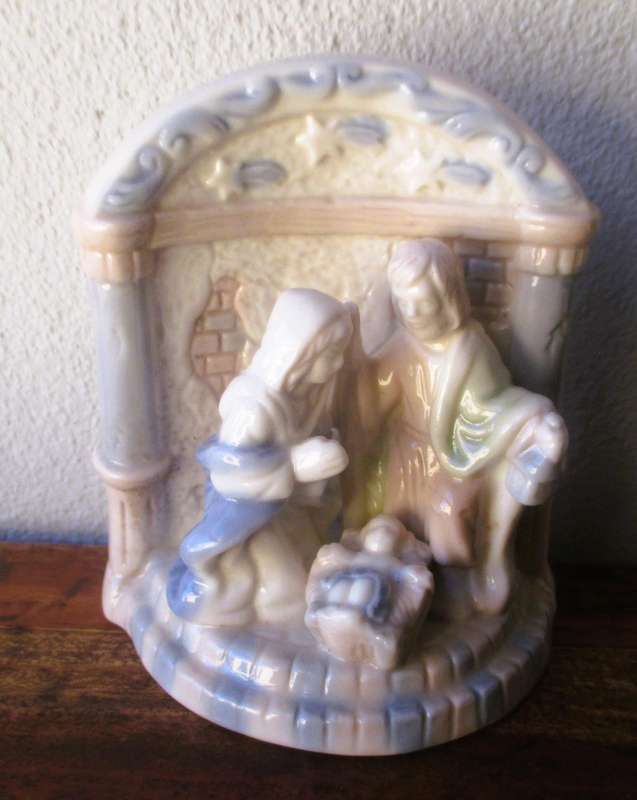 Vintage Ceramic Christmas Nativity Scene-figures on base-Beautiful Glaze (Like Lladro) 120x110mm