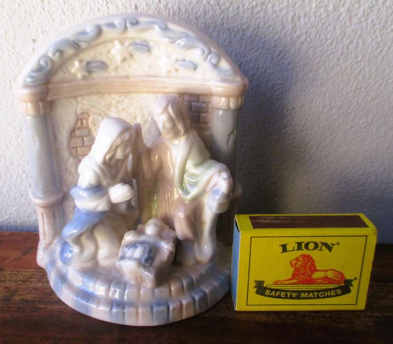 Vintage Ceramic Christmas Nativity Scene-figures on base-Beautiful Glaze (Like Lladro) 120x110mm