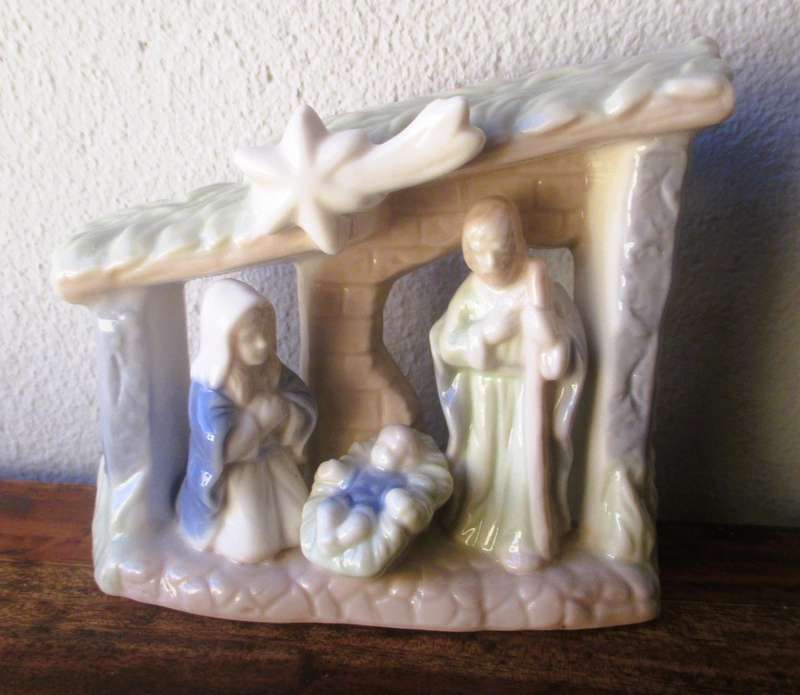 Vintage Ceramic Christmas Nativity Scene-figures on base-Beautiful Glaze (Like Lladro) 120x100mm