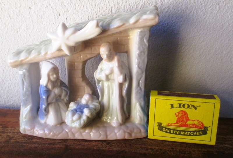 Vintage Ceramic Christmas Nativity Scene-figures on base-Beautiful Glaze (Like Lladro) 120x100mm