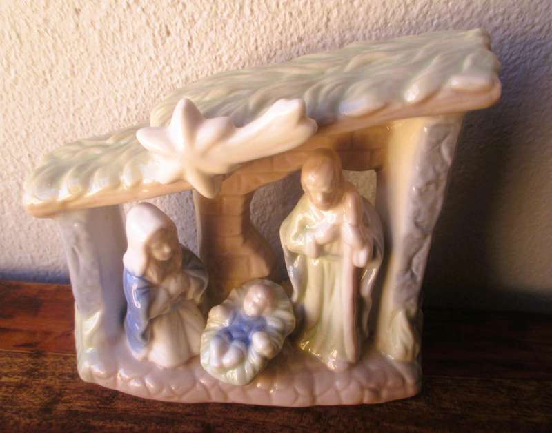 Vintage Ceramic Christmas Nativity Scene-figures on base-Beautiful Glaze (Like Lladro) 120x100mm