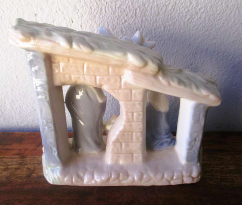 Vintage Ceramic Christmas Nativity Scene-figures on base-Beautiful Glaze (Like Lladro) 120x100mm