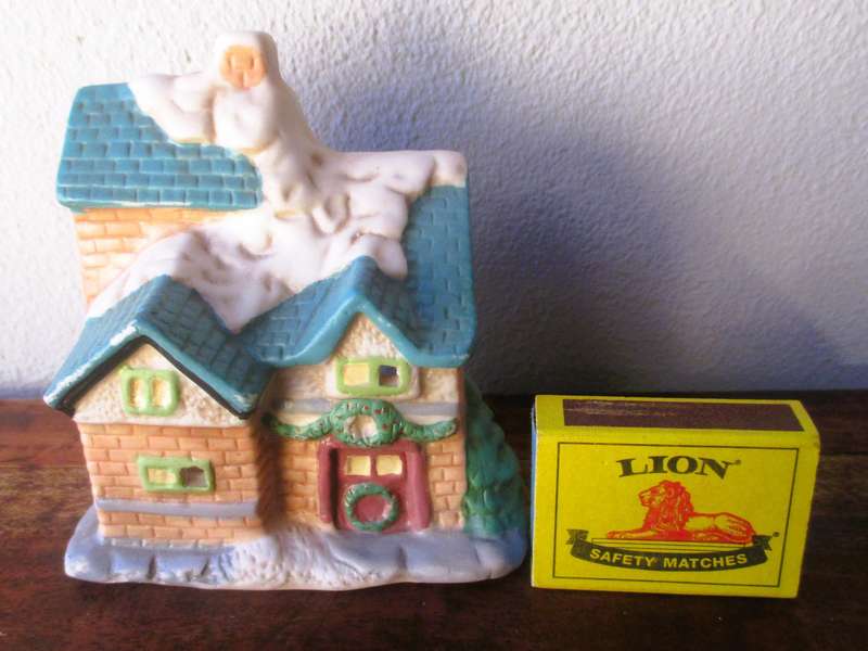 Vintage Christmas Village House Hand Painted Porcelain Tea candle holder. 120x100x80mm