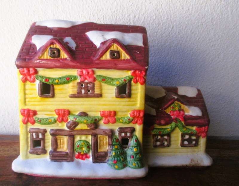 Vintage collectables porcelain Christmas Savings house. 130x180x100mm