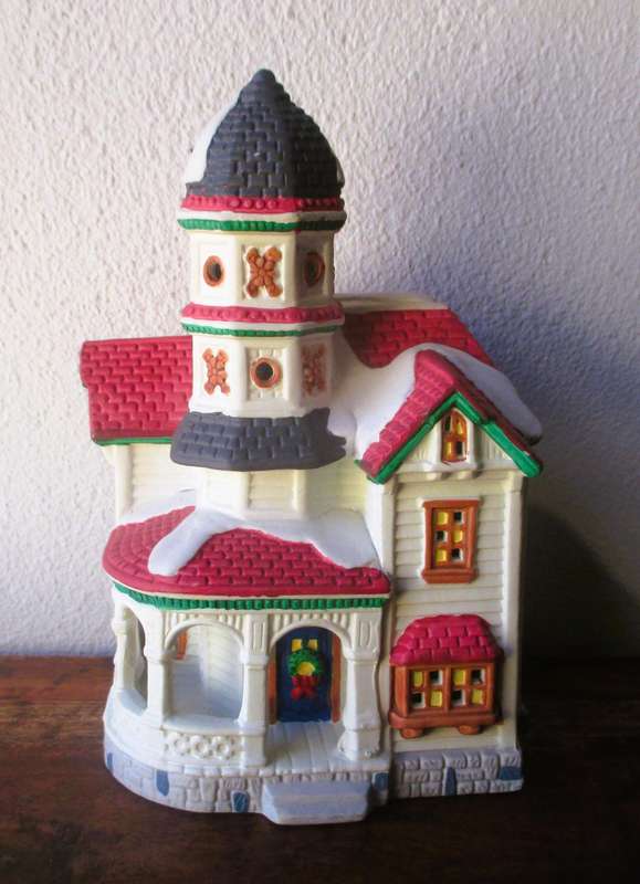 1997 Dickensville collectables porcelain Christmas lighted house. 115x180x105mm