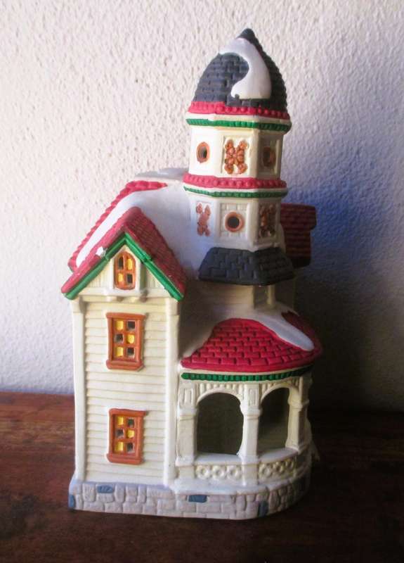 1997 Dickensville collectables porcelain Christmas lighted house. 115x180x105mm