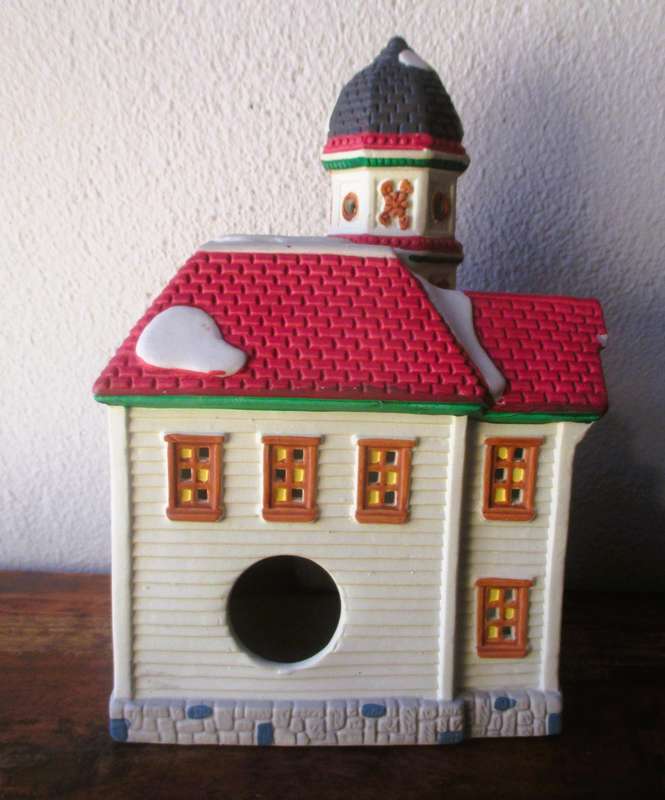 1997 Dickensville collectables porcelain Christmas lighted house. 115x180x105mm