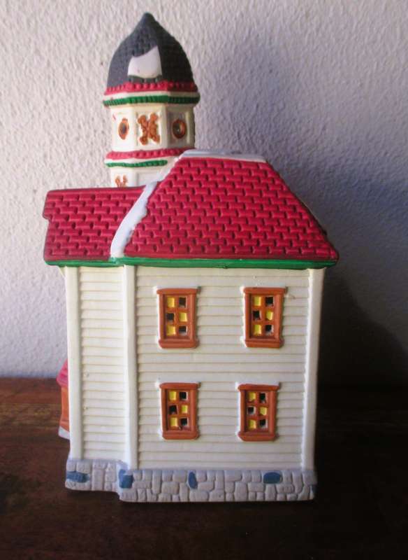 1997 Dickensville collectables porcelain Christmas lighted house. 115x180x105mm