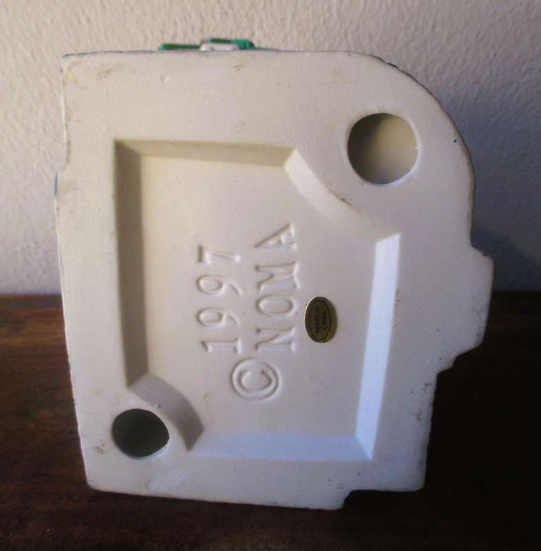 1997 Dickensville collectables porcelain Christmas lighted house. 115x180x105mm