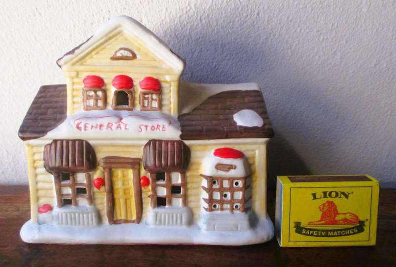 Vintage collectables porcelain Christmas General Store Savings house. 130x150x100mm