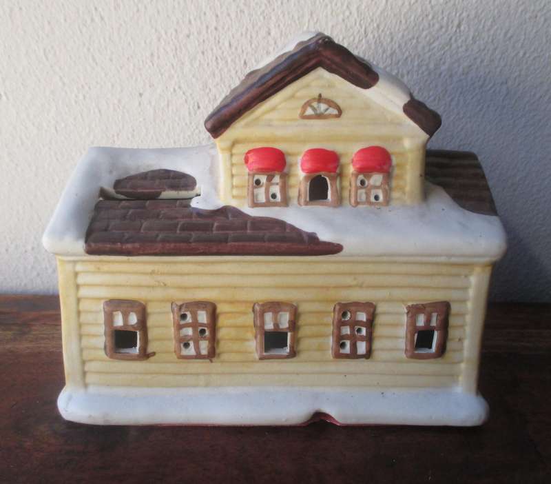 Vintage collectables porcelain Christmas General Store Savings house. 130x150x100mm