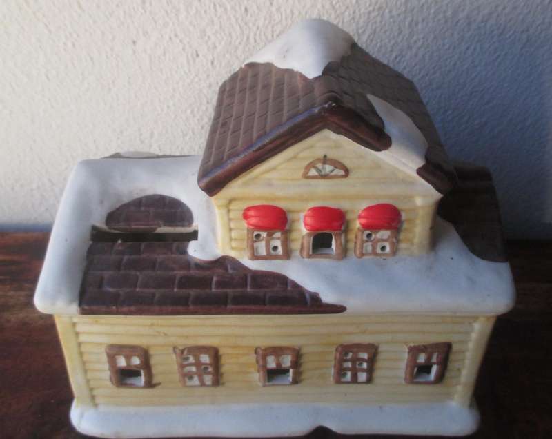 Vintage collectables porcelain Christmas General Store Savings house. 130x150x100mm