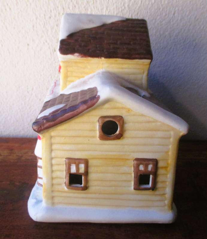 Vintage collectables porcelain Christmas General Store Savings house. 130x150x100mm