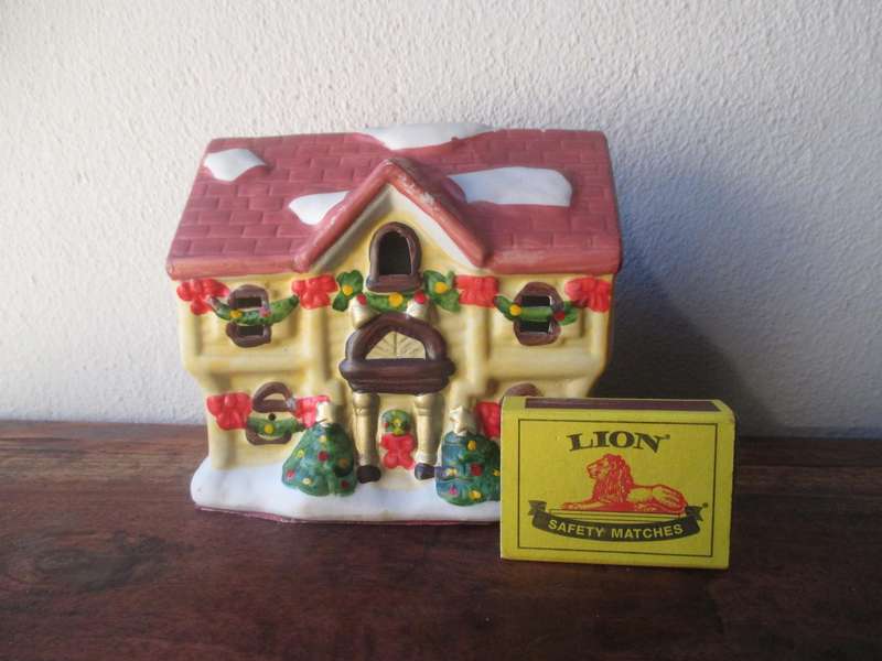 Vintage Christmas Village House Hand Painted Ceramic Saving box. 110x90x130mm