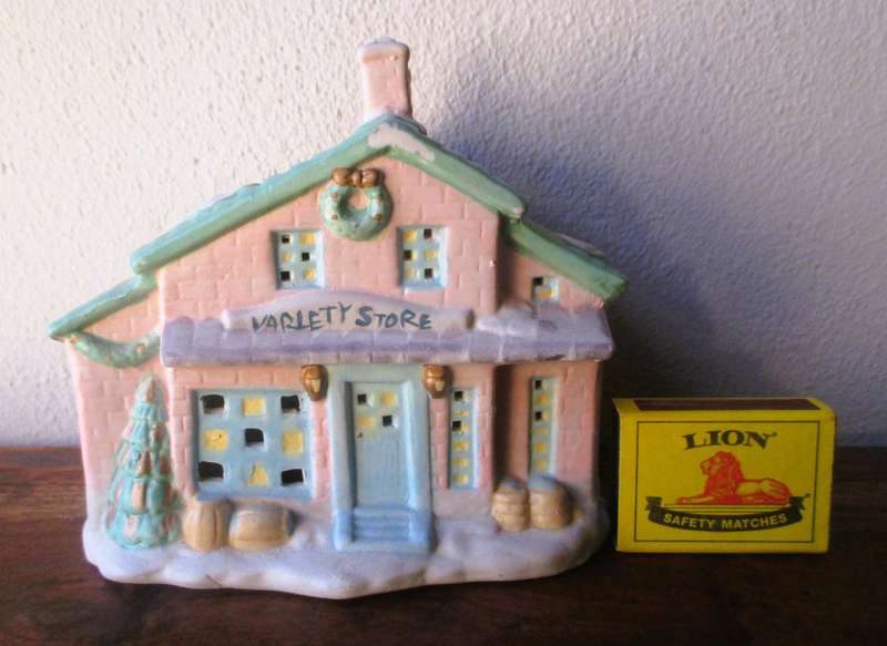 Vintage Christmas Porcelain Variety Store Money Box House. 140x140x110mm