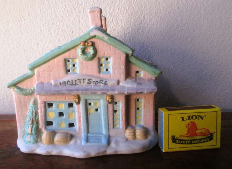 Vintage Christmas Porcelain Variety Store Money Box House. 140x140x110mm