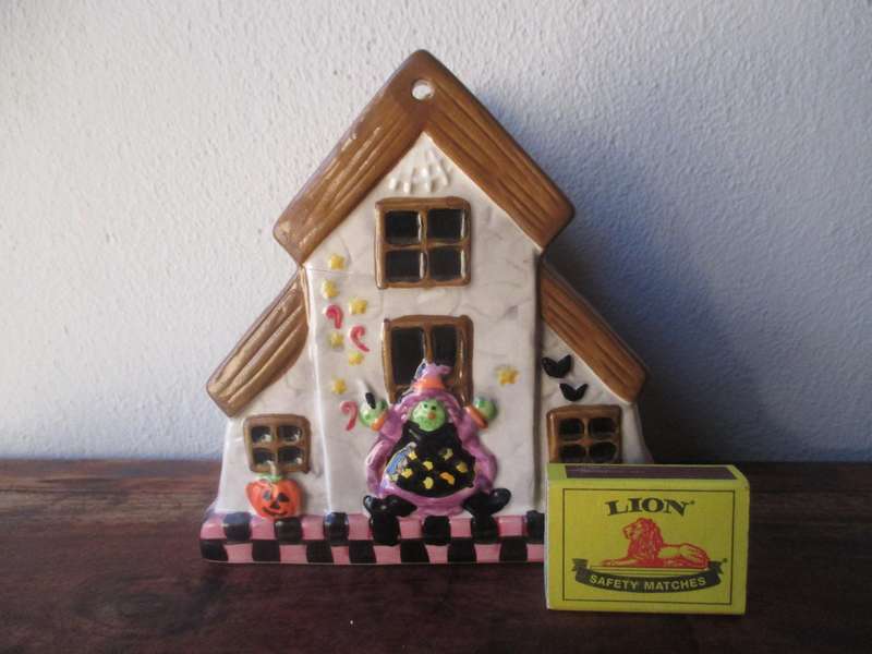Halloween Haunted House Trick or Treat Candy Dish, Ceramic.  150x150mm