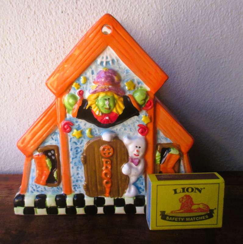 Halloween Haunted House Trick or Treat Candy Dish, Ceramic.  150x150mm