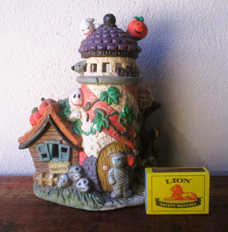 Vintage Spooky HollowBoo House Porcelain Halloween Village light House. 190x130x100mm