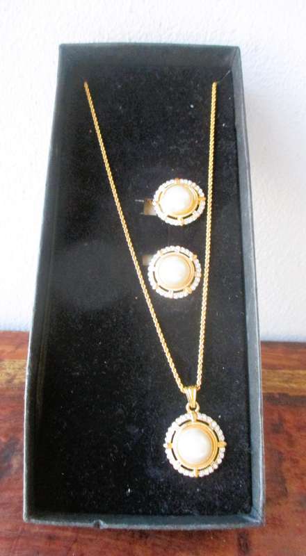 Vintage Costume Faux Pearl and Rhinestone Necklace and clip on earing set.