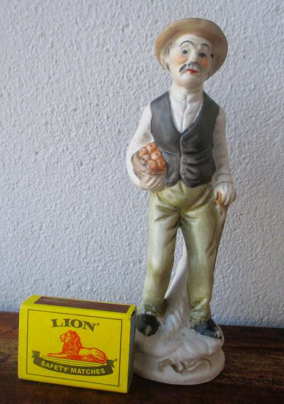Vintage Homco Bisque Porcelain 70's 80's Picking Fruit Farmer old Man figurene. 180mm high