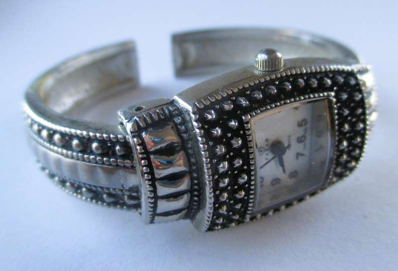 Vintage Lady Farah watch Japan, decorated with marcacite. Lovely item. Working.