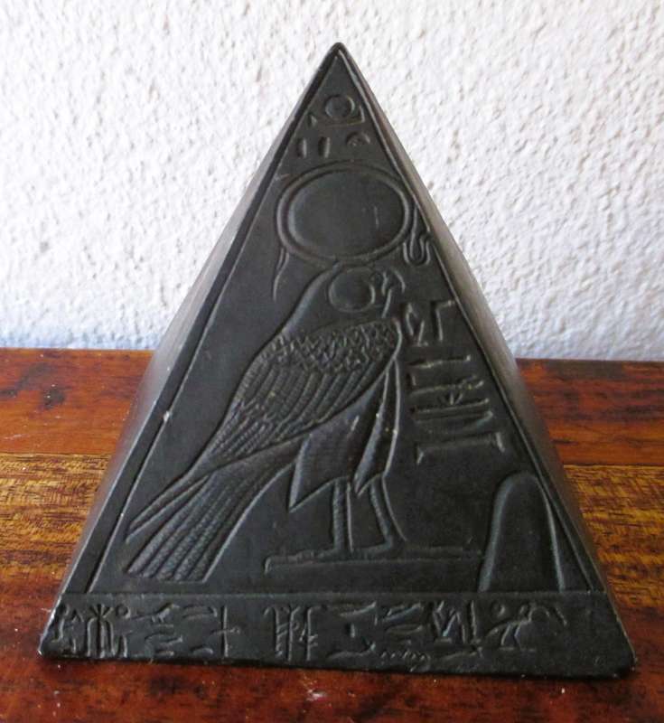 Egyptian statue Pyramid / Pyramidion featuring the sun god Ra and adoratore 60x70mm