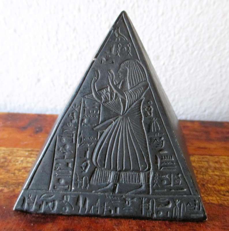 Egyptian statue Pyramid / Pyramidion featuring the sun god Ra and adoratore 60x70mm