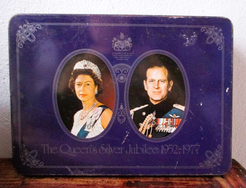 Vintage Queen Elizabeth Silver Jubilee Vintage Cadbury Royal Family Tin 230x165x50mm
