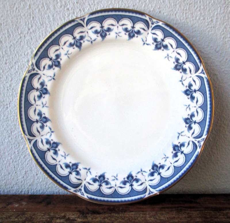 BEAUTIFUL ROYAL BONE CHINA THAILAND BLUE LEAF PATTERN CAKE PLATE