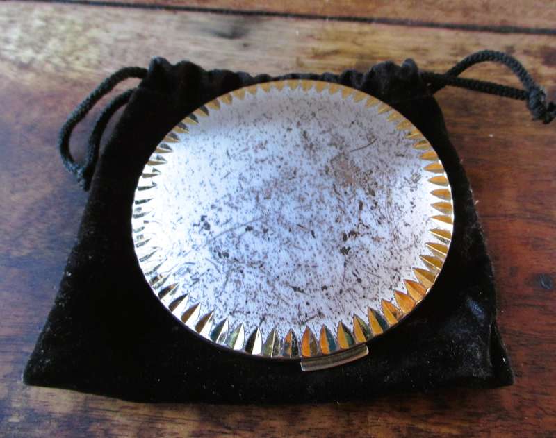 VINTAGE 83mm ETCHED METAL STRATTON COMPACT MADE IN ENGLAND