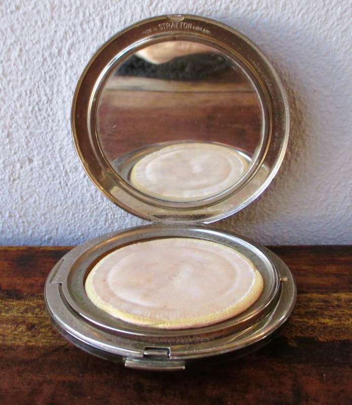 VINTAGE 83mm ETCHED METAL STRATTON COMPACT MADE IN ENGLAND