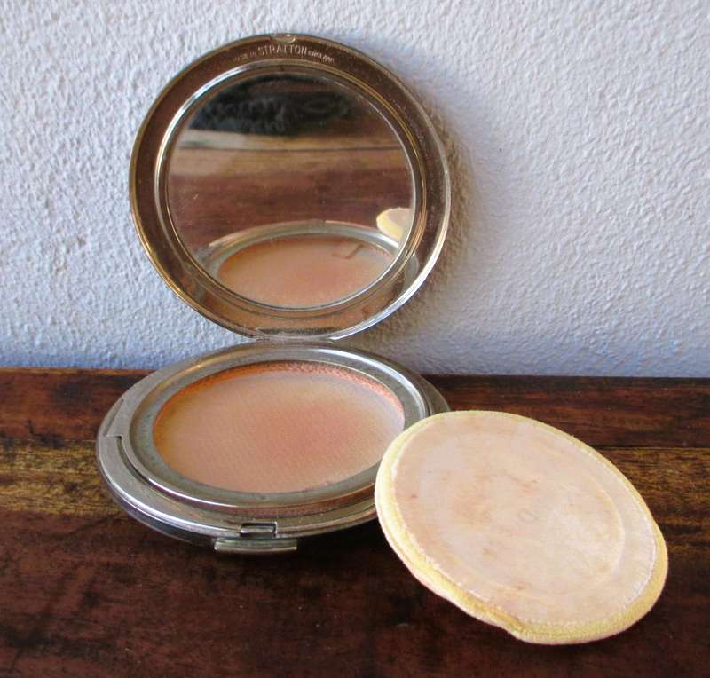 VINTAGE 83mm ETCHED METAL STRATTON COMPACT MADE IN ENGLAND