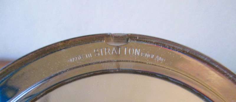 VINTAGE 83mm ETCHED METAL STRATTON COMPACT MADE IN ENGLAND