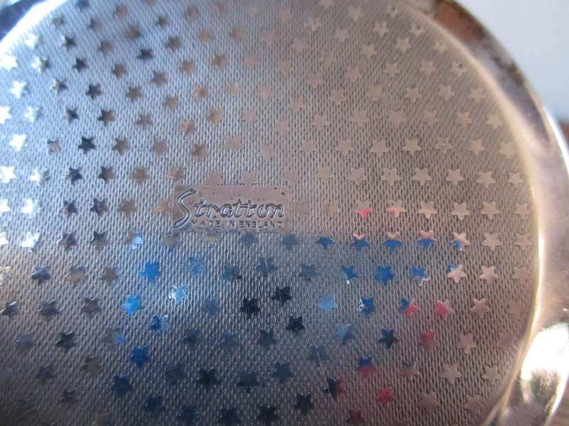 VINTAGE 83mm ETCHED METAL STRATTON COMPACT MADE IN ENGLAND