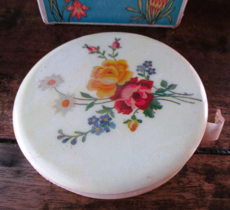 Large Vintage Oshana Cape Blossom Dusting Powder Compact in box. Lovely item 12cm diameter.
