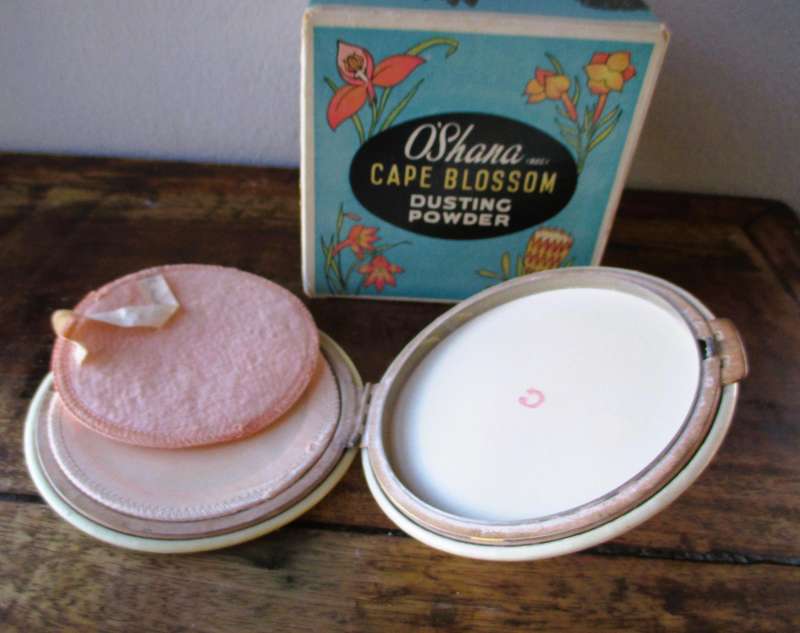 Large Vintage Oshana Cape Blossom Dusting Powder Compact in box. Lovely item 12cm diameter.