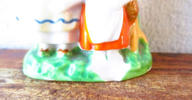 Vintage Miniature Bud Vase Two Dutch Girls, Please note chipped. as per photo.