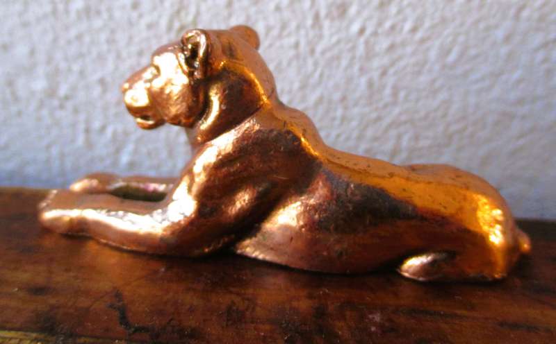 Brass/copper Lioness paper weight, 65x30mm