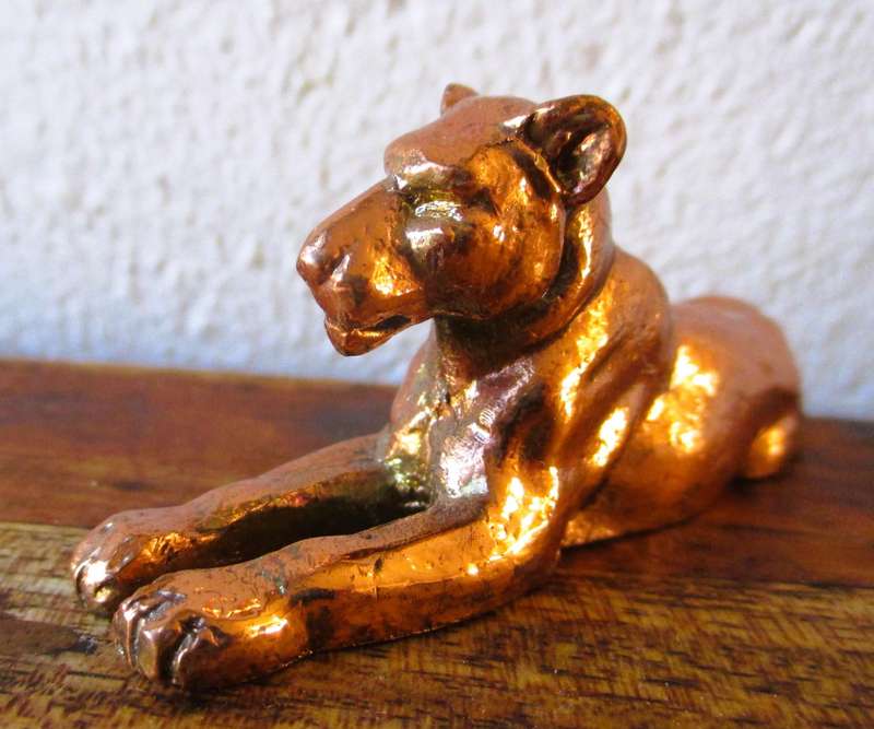 Brass/copper Lioness paper weight, 65x30mm