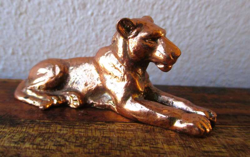 Brass/copper Lioness paper weight, 65x30mm
