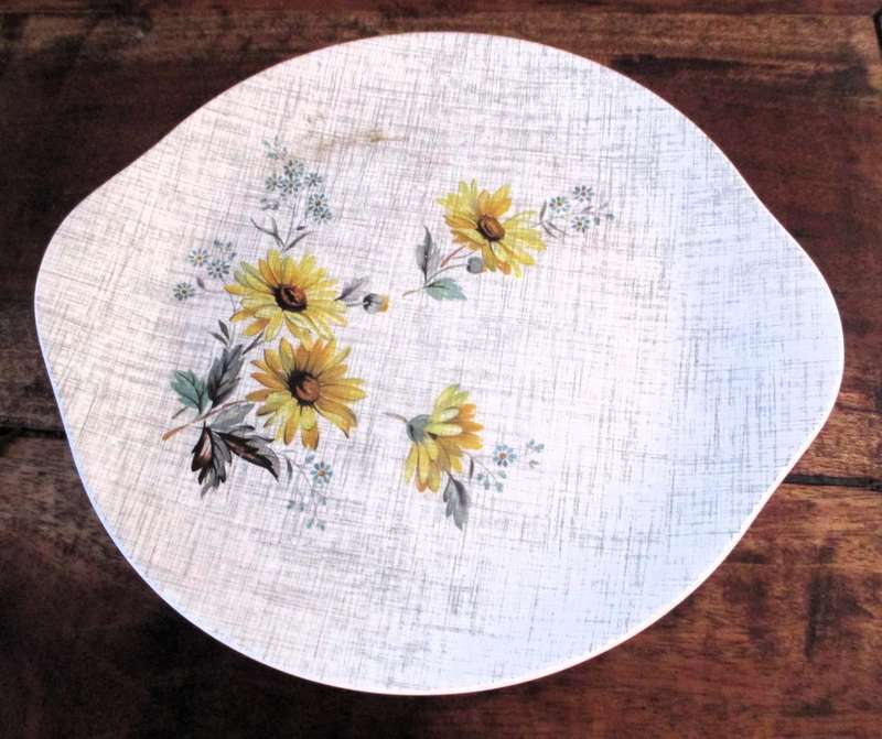 Vintage Meakin Daisy Cake Server Plate. 26cm diameter. Lovely