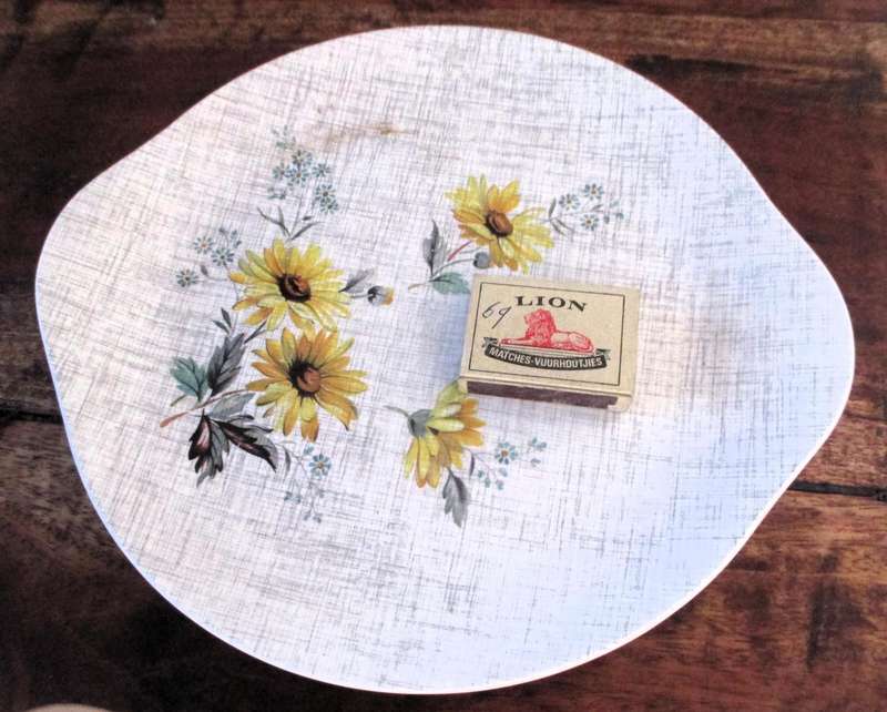 Vintage Meakin Daisy Cake Server Plate. 26cm diameter. Lovely