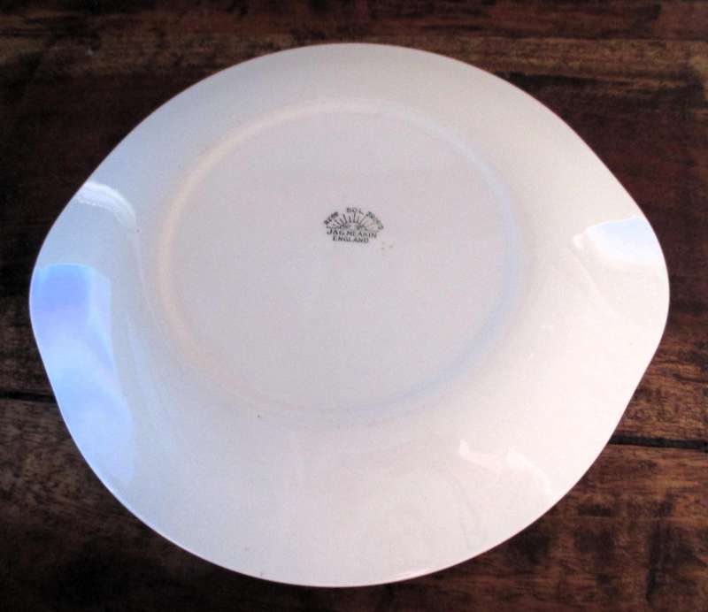 Vintage Meakin Daisy Cake Server Plate. 26cm diameter. Lovely