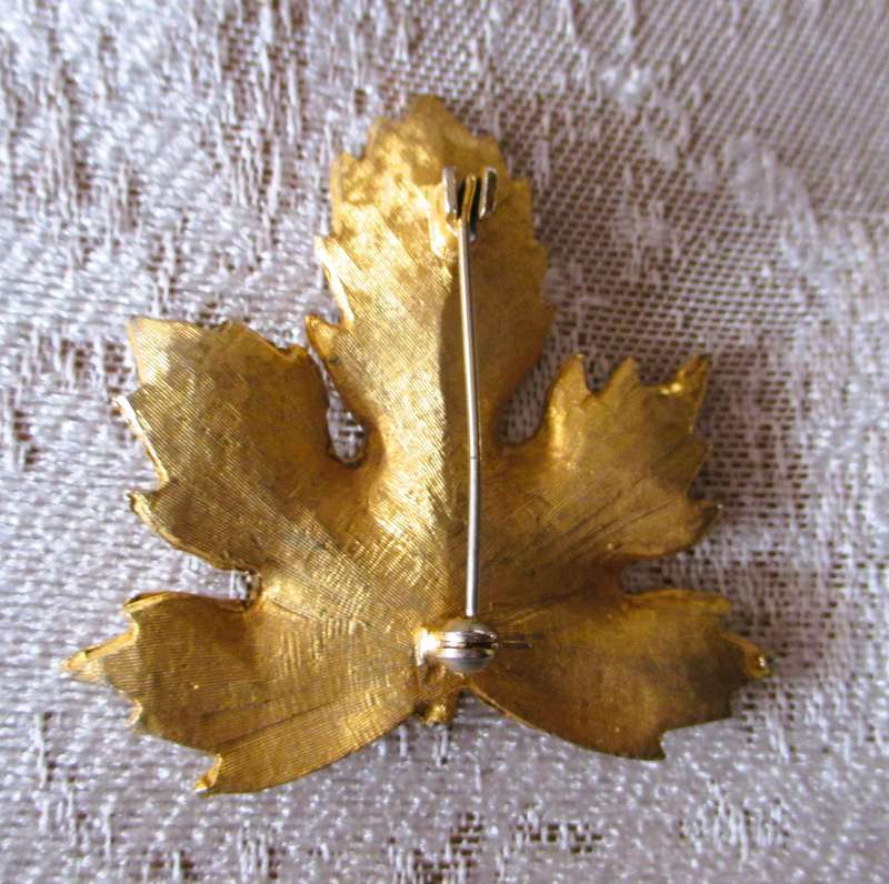Vintage Gold Tone Textured Leaf Vintage Brooch. 60x55mm