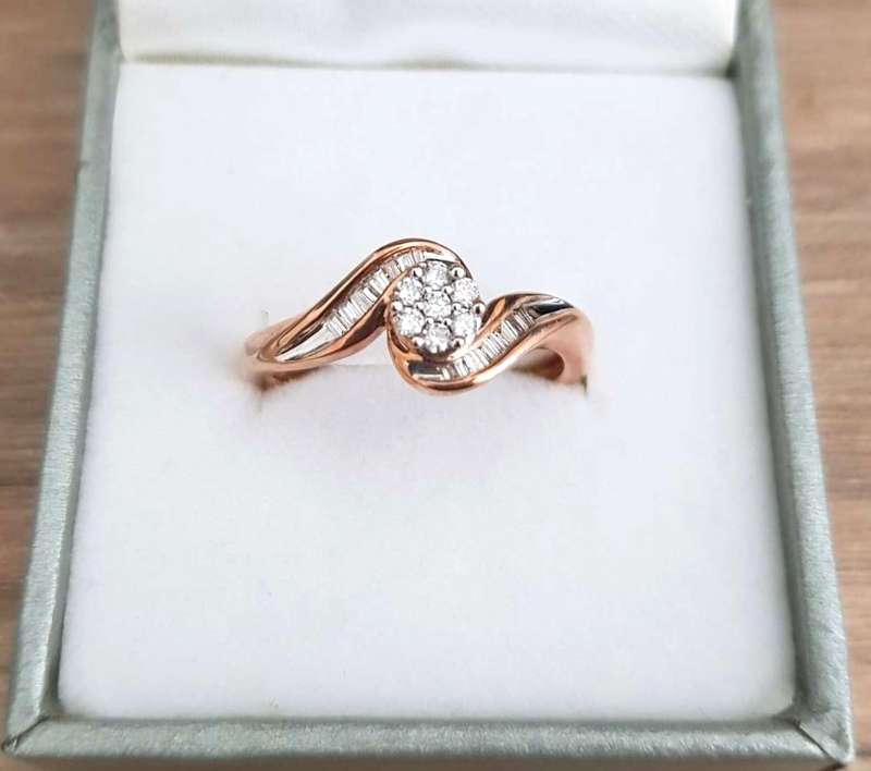 0.325ct DIAMOND CLUSTER  RING ROSE GOLD ROUND & BAGUTTE DIAMONDS**GORGEOUS DESIGNER PIECE**
